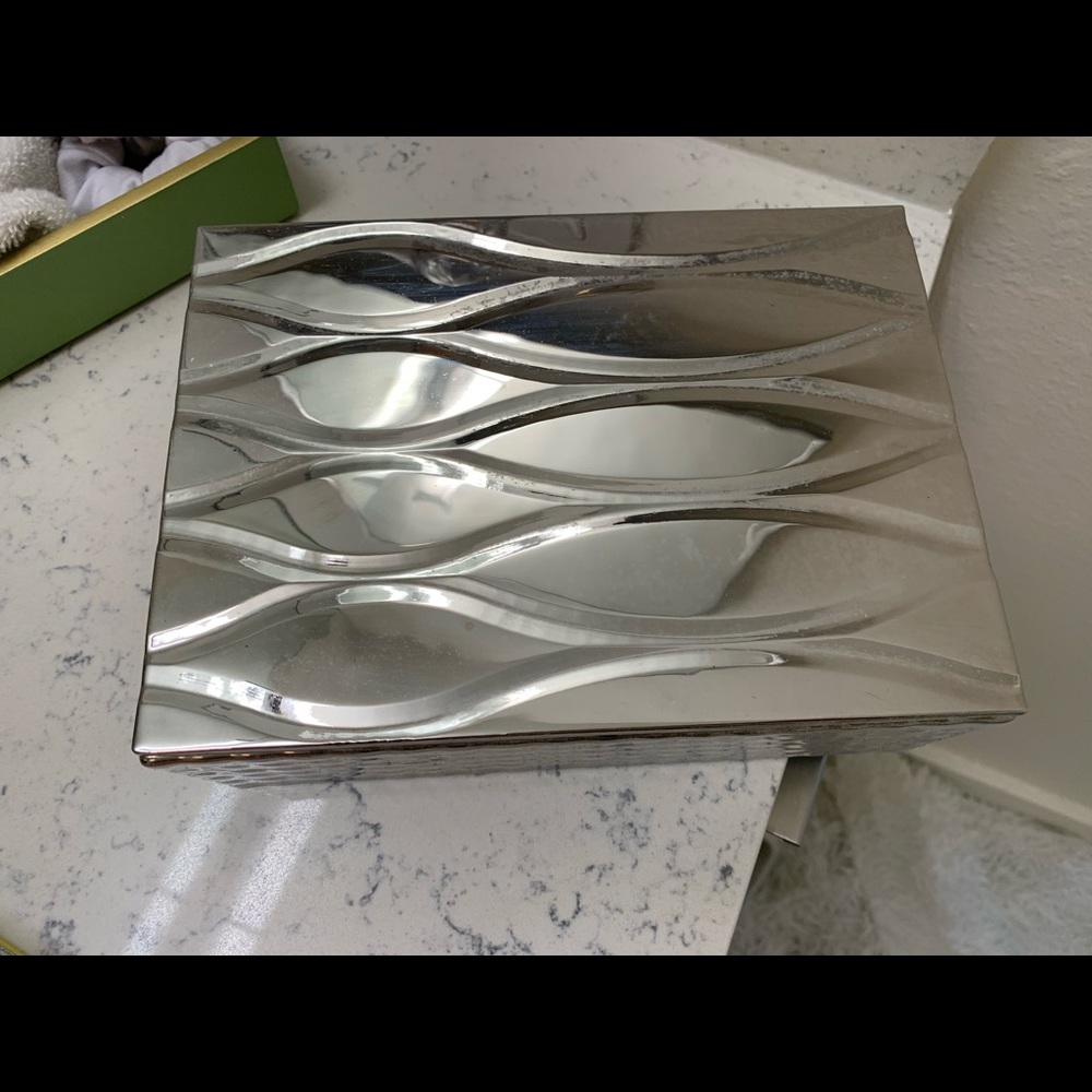 Metal Box - Picture 2 of 2